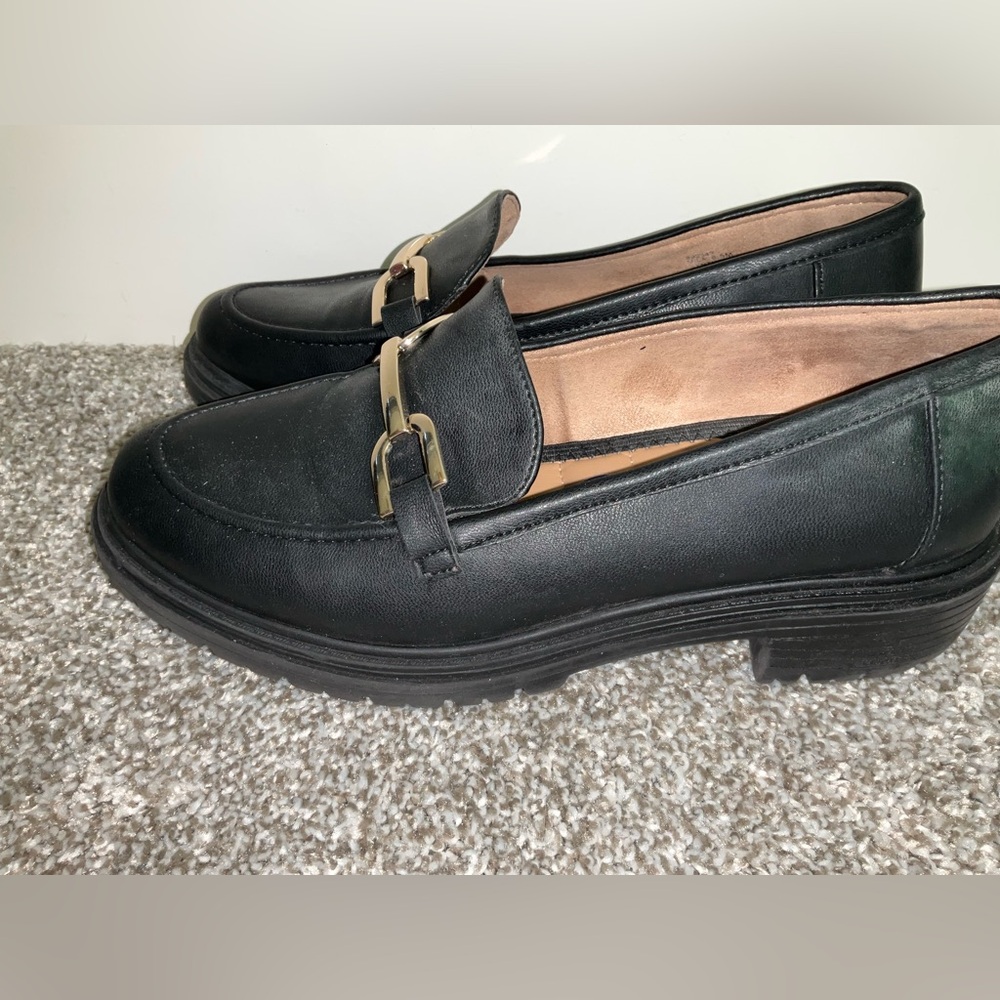 Rachel Zoe Black Leather-like Loafers with Gold Chain Detail Sz 8.5 - Picture 4 of 6